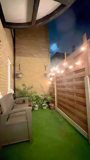 A Beautiful Stylish 2 Bedroom Apartment -City Of Лондон