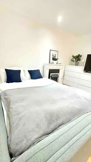 A Beautiful Stylish 2 Bedroom Apartment -City Of Лондон Великобритания