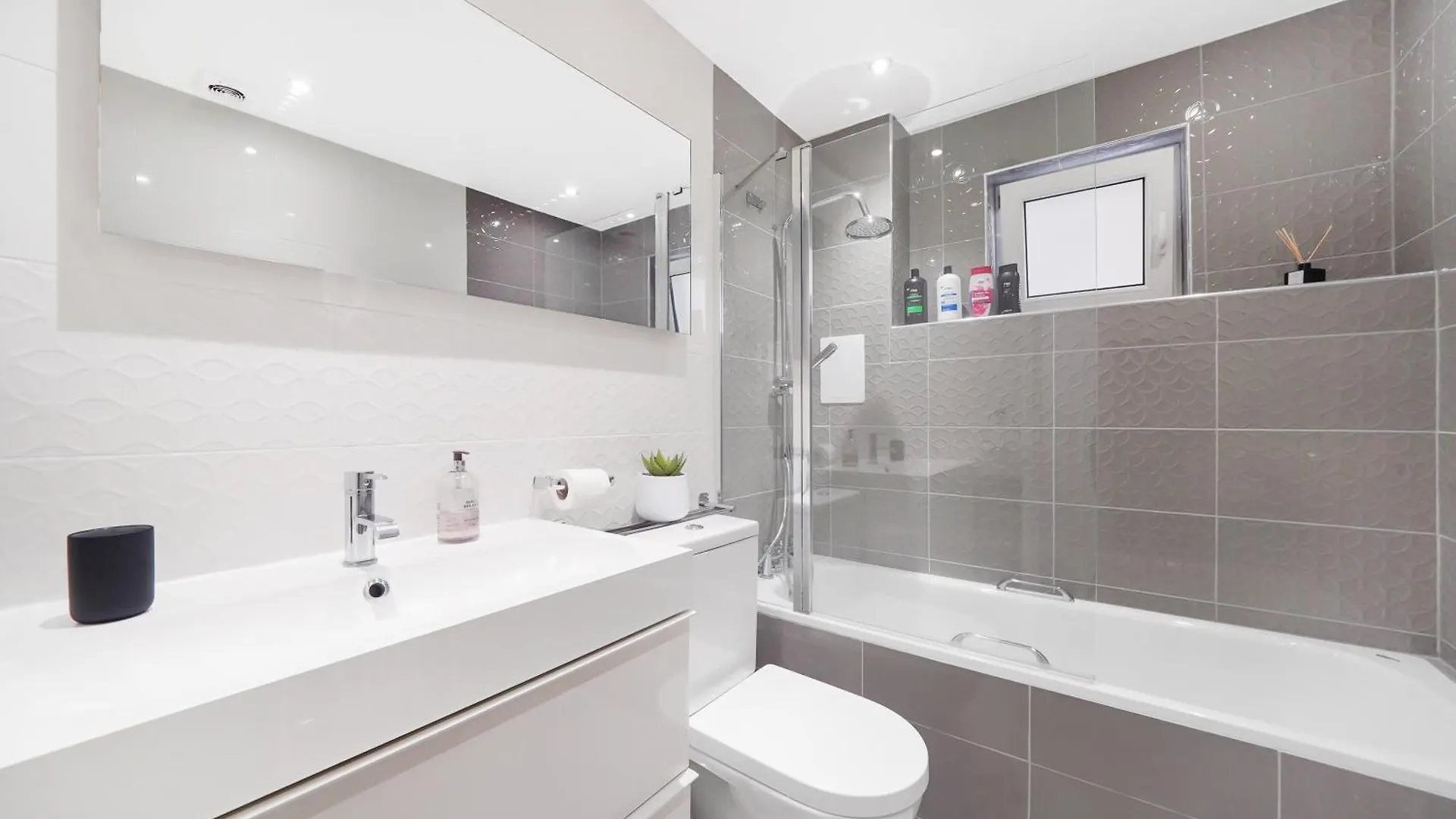 A Beautiful Stylish 2 Bedroom Apartment -City Of Лондон